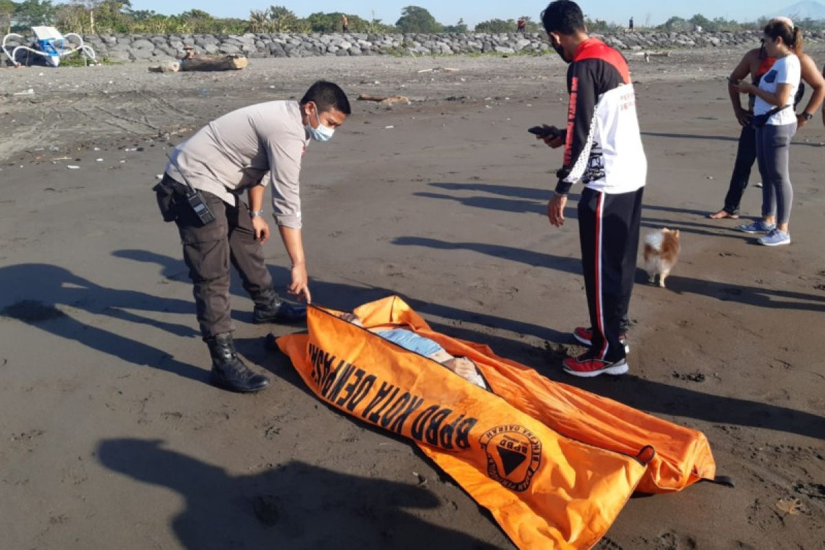 Polresta Denpasar evakuasi jasad pria terapung di Sanur