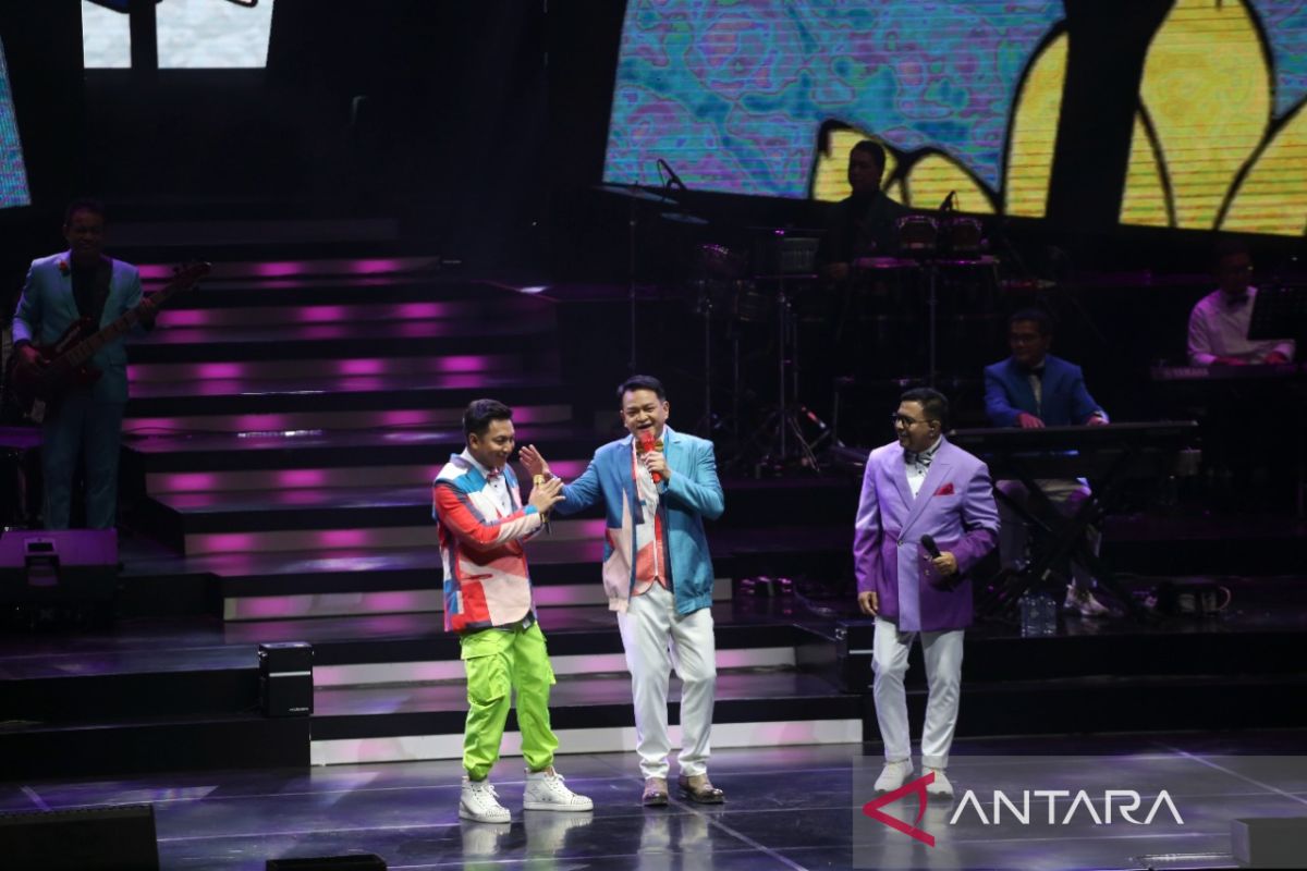 Band Kahitna menjelma "cowok kue" di konser perayaan 36 tahun