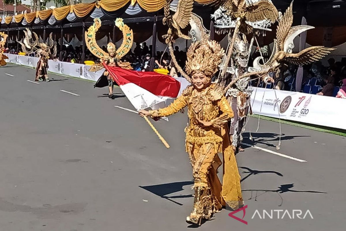 Kearifan lokal nusantara tersaji dalam WACI Jember Fashion Carnival