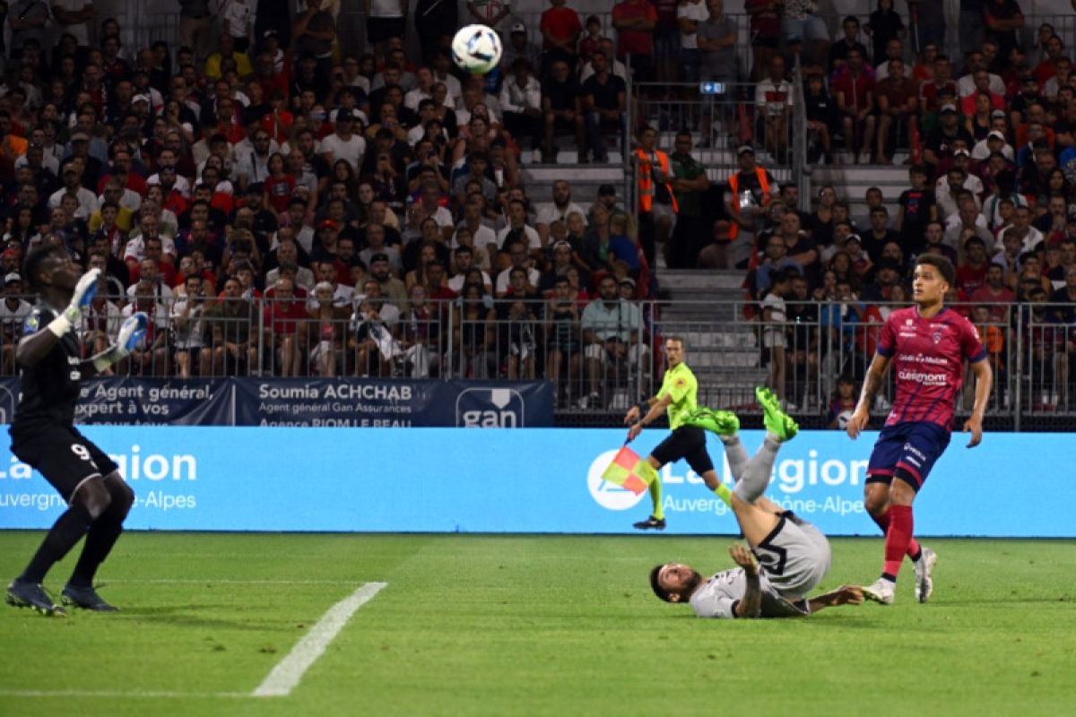 Lionel Messi cetak dua gol saat PSG buka musim dengan cukur Clermont 5-0