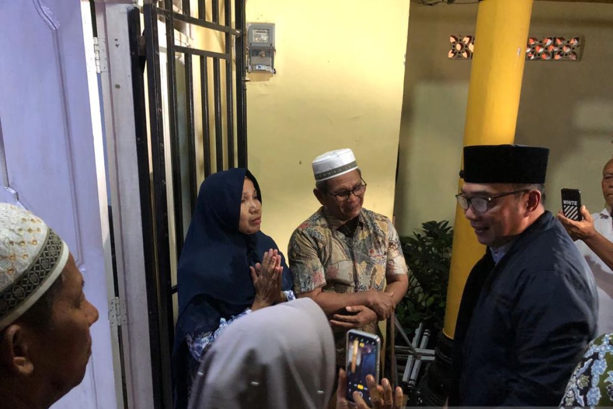 Ridwan Kamil kunjungi keluarga Ikhsan Maulana yang hanyut di Padang