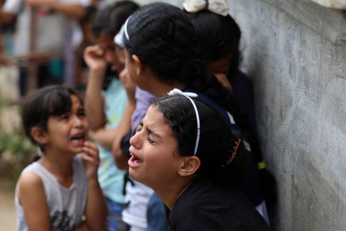 Duka selimuti warga Gaza di tengah serangan udara Israel