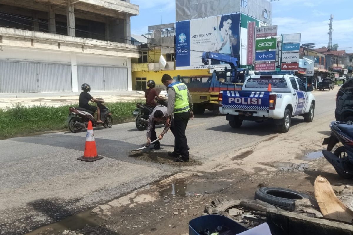 Peduli keselamatan pengendara, Satlantas Polres Sekadau perbaiki jalan rusak