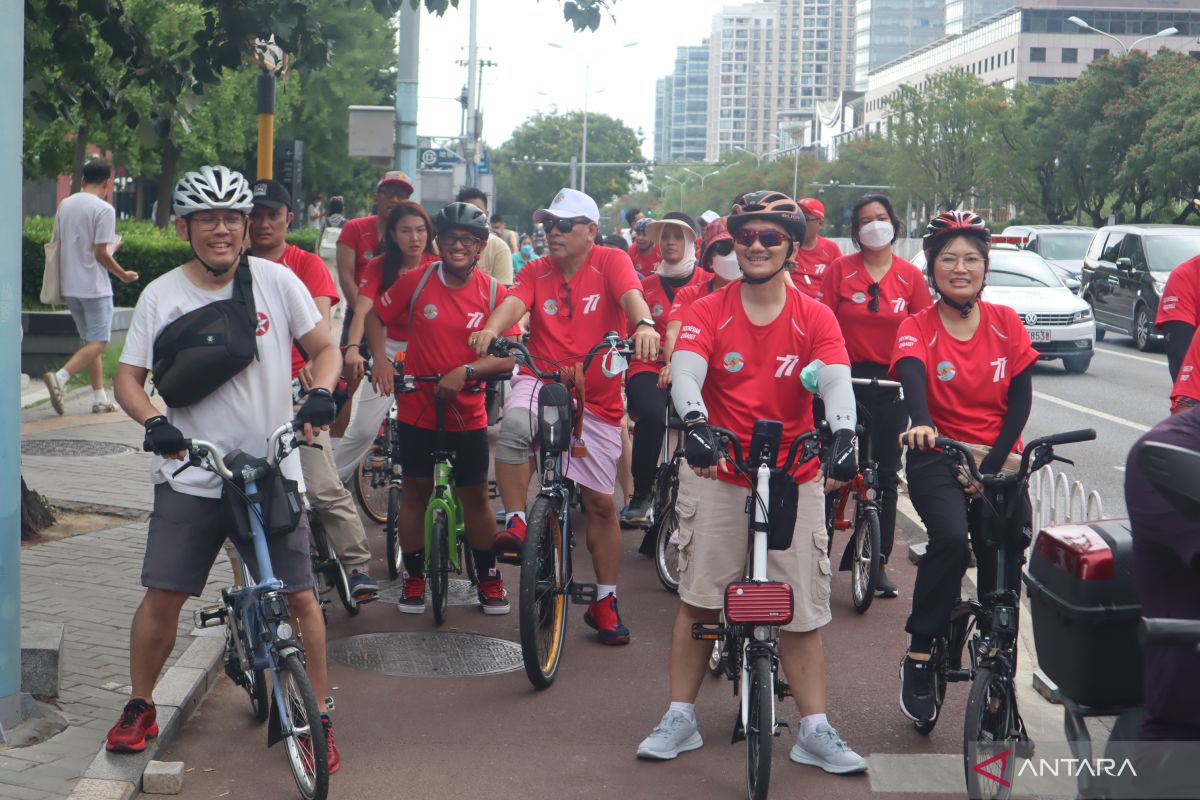 Rayakan HUT RI, WNI bersepeda 77 km kelilingi Beijing