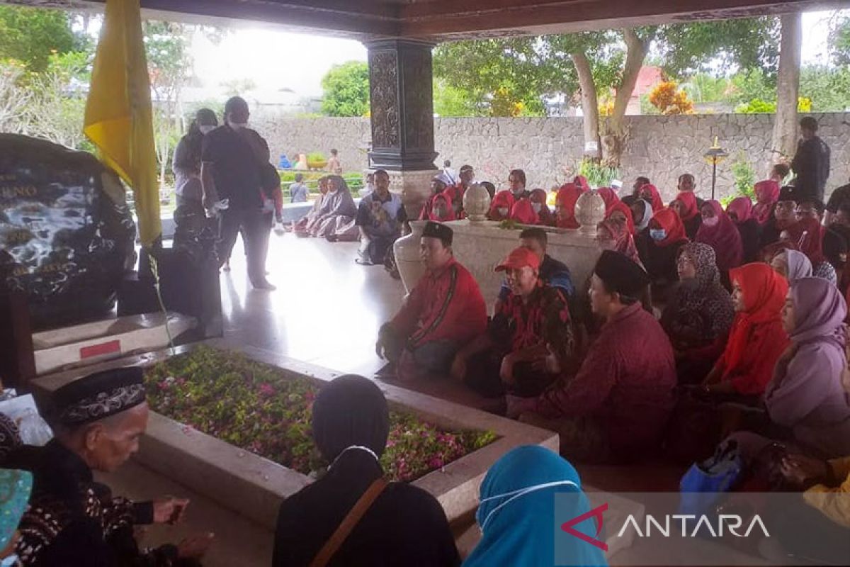 Ratusan warga "Kampung Soekarno" Surabaya ziarah ke makam Bung Karno