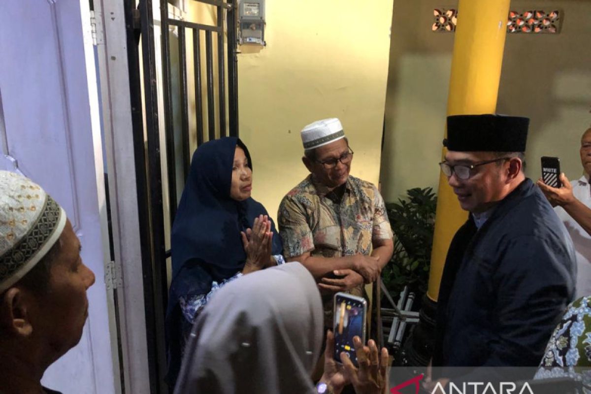 Ridwan Kamil kunjungi keluarga pelajar yang hanyut di Padang