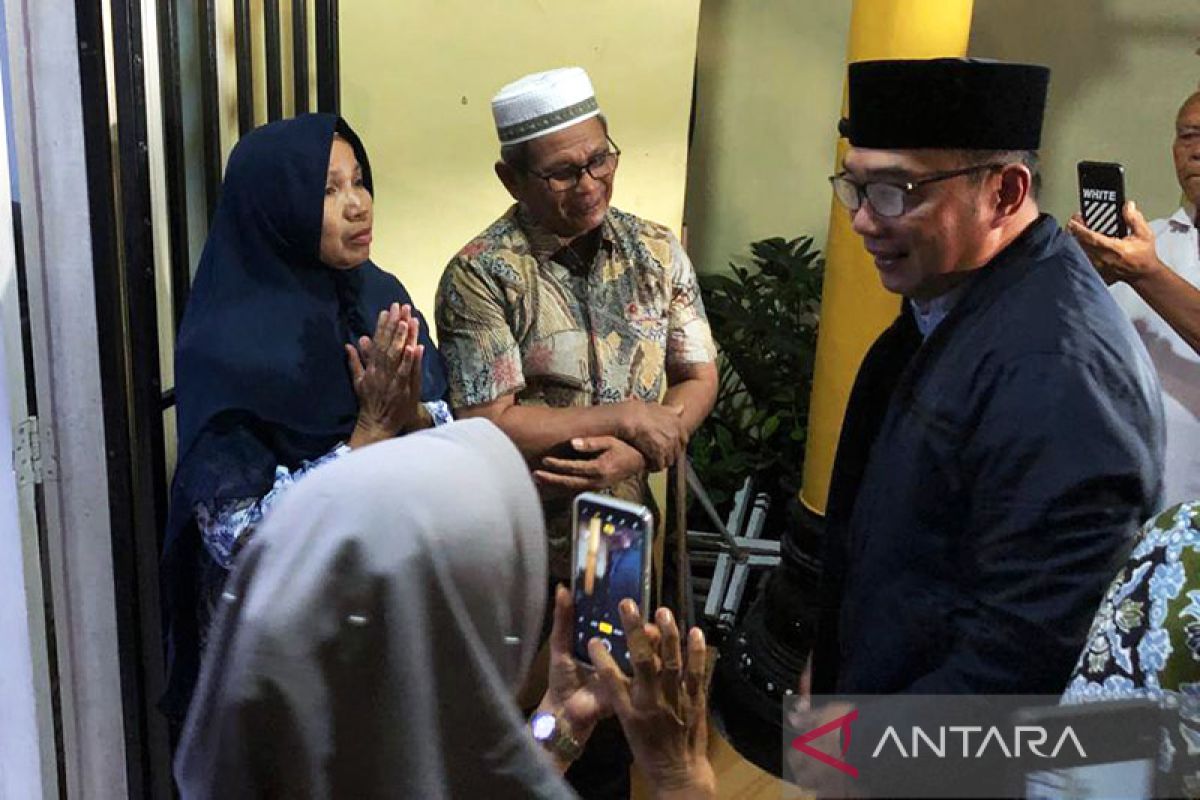 Ridwan Kamil mengunjungi keluarga pelajar yang hanyut di Kota Padang