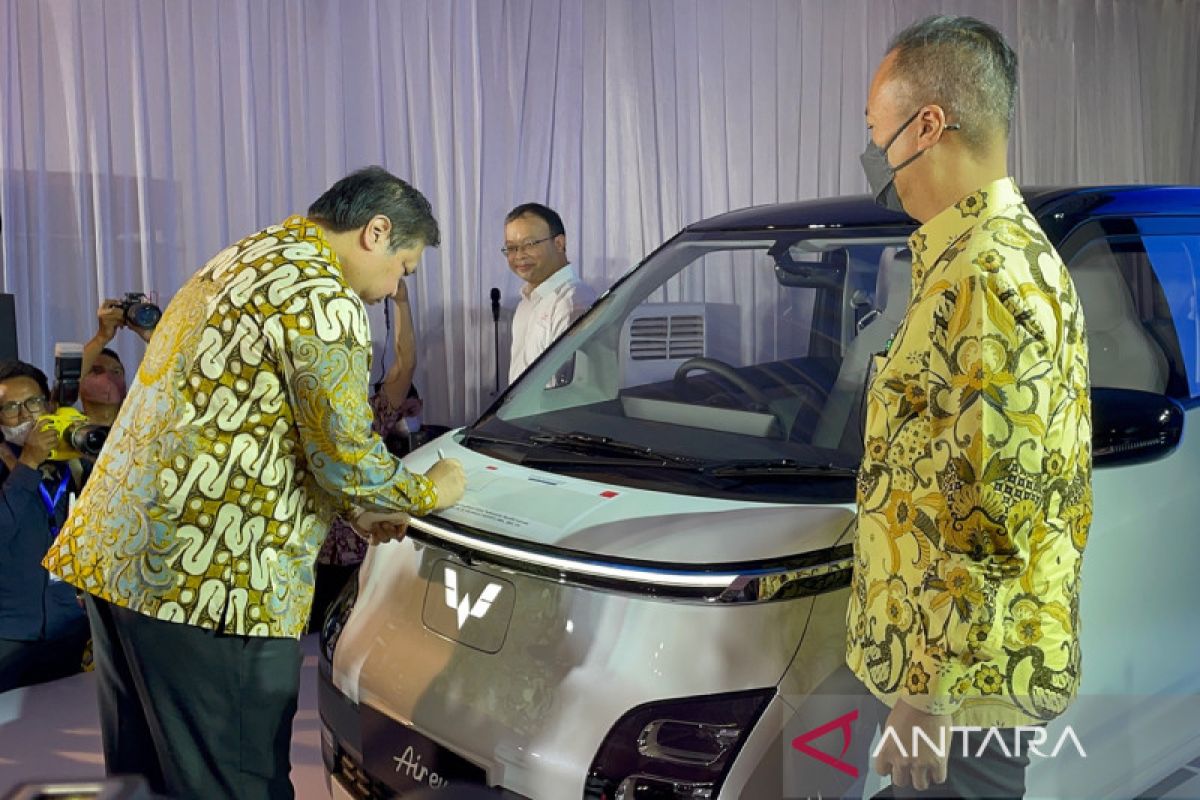 Produksi perdana mobil listrik Wuling Air EV