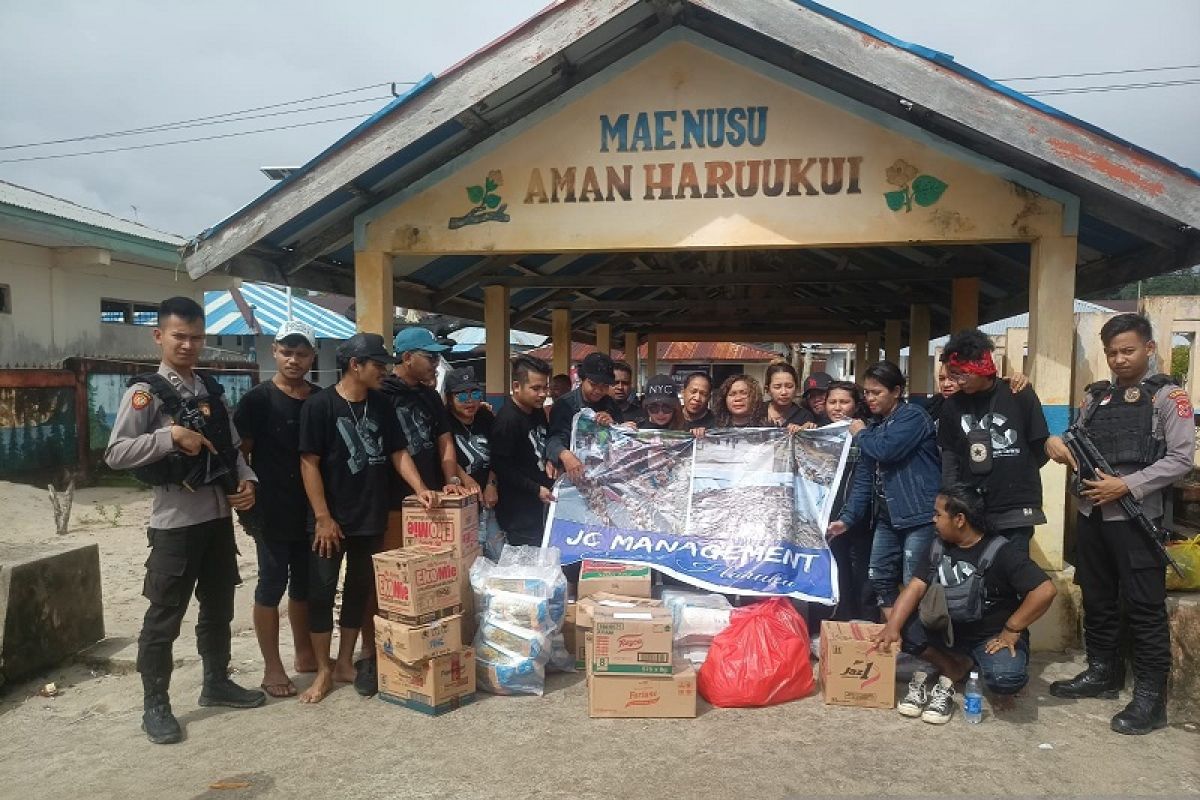 Warga korban banjir di Haruku Maluku dapat bantuan sembako dari JC Management