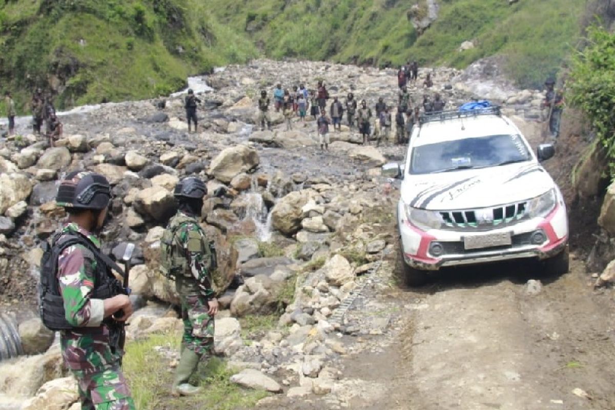 Yonif Raider 321/GT perbaiki jalan Transpapua di Distrik Mbua