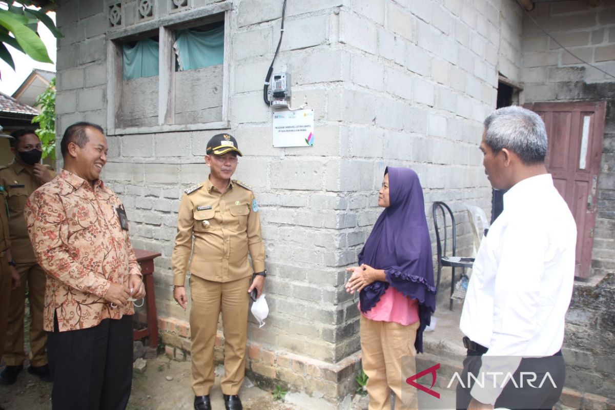 Sambut HUT RI ke-77, PLN salurkan bantuan penyambungan listrik 77 keluarga kurang mampu