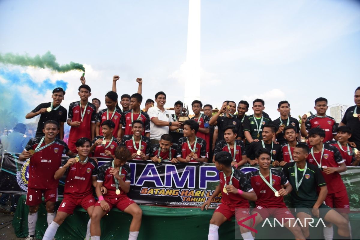 Bupati Batanghari serahkan tropi kepada pemenang League U-21 tahun 2022