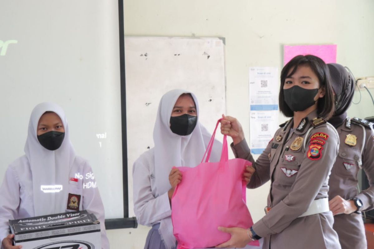 Polwan Polda Lampung gelar kegiatan goes to school