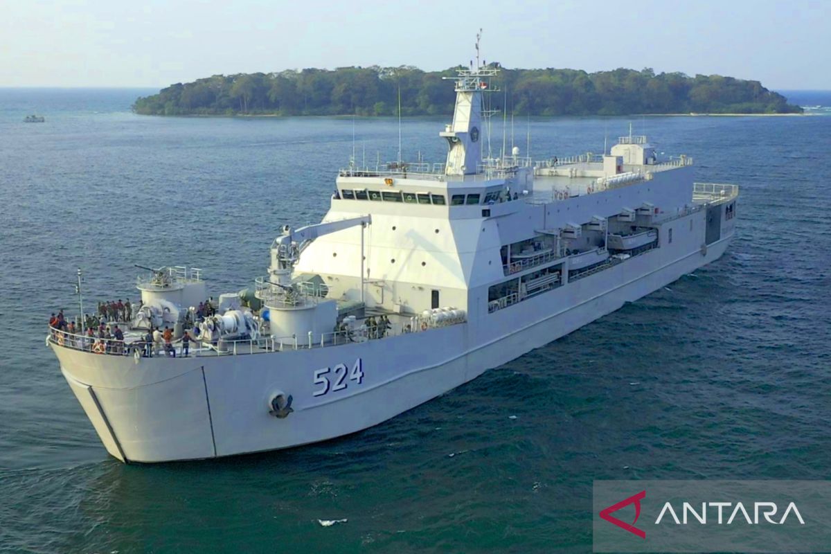 Kasal Yudo resmikan kapal perang angkut tank KRI Teluk Calang-524