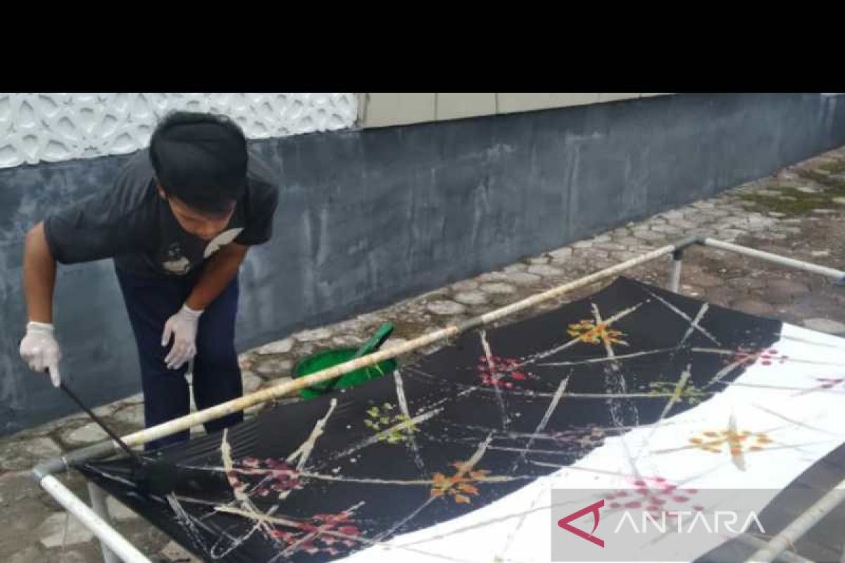 Batik ciprat karya penyandang disabilitas di Temanggung Jateng diburu pembeli