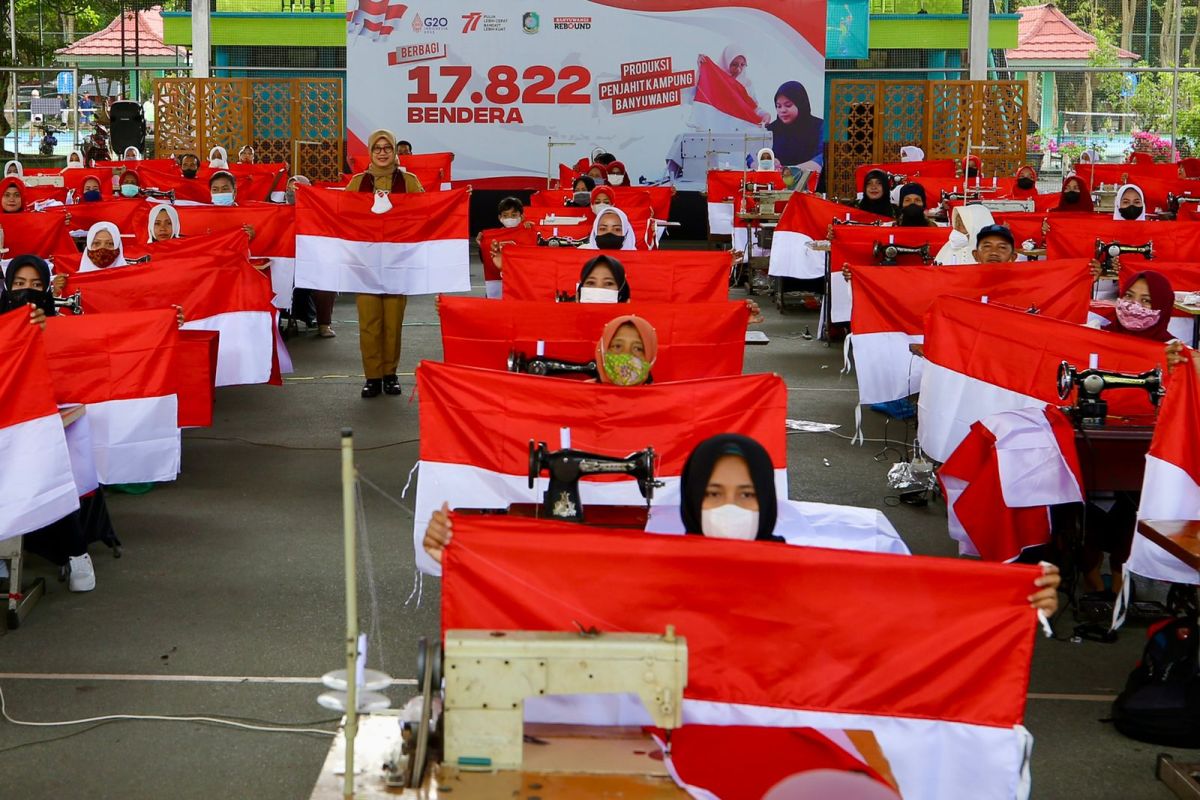 Puluhan penjahit di Banyuwangi produksi 17.822 bendera untuk dibagikan gratis