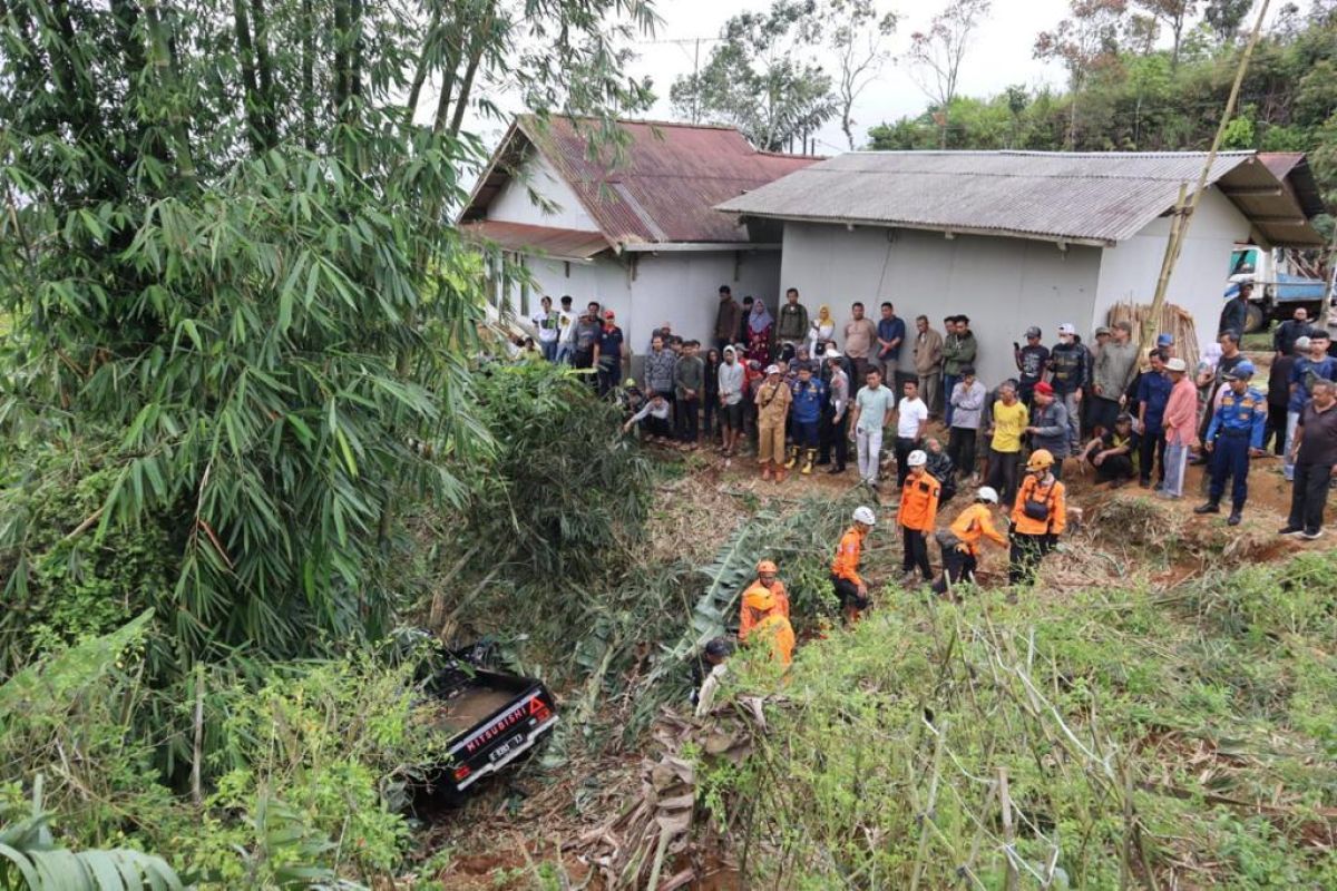 Mobil bak terbuka masuk jurang, 8 orang tewas