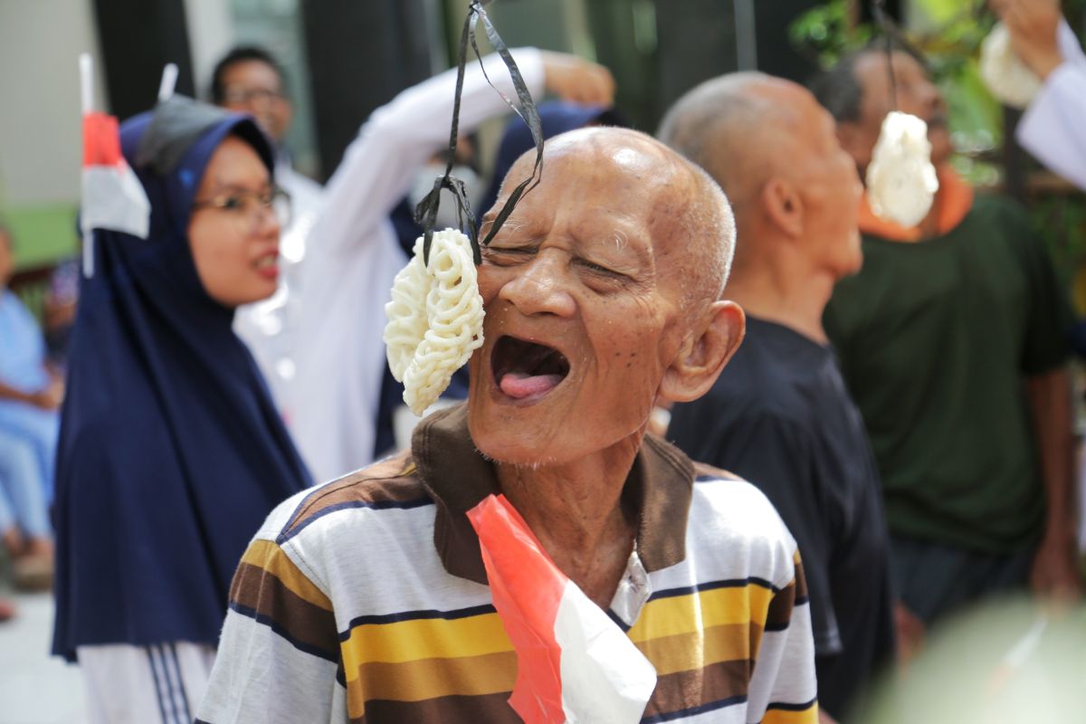 Puluhan lansia di Griya Werdha Surabaya antusias ikuti lomba kemerdekaan