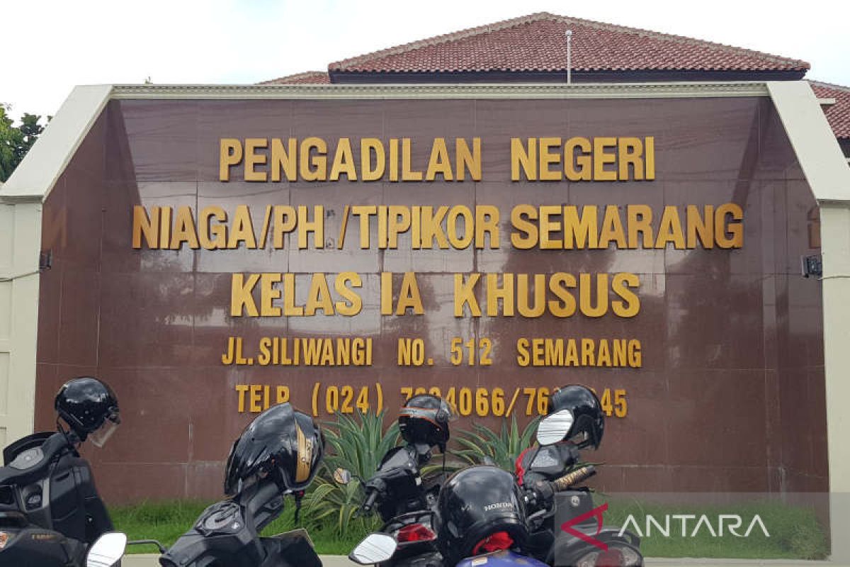 Tiga produsen pita cukai rokok palsu diadili di Semarang