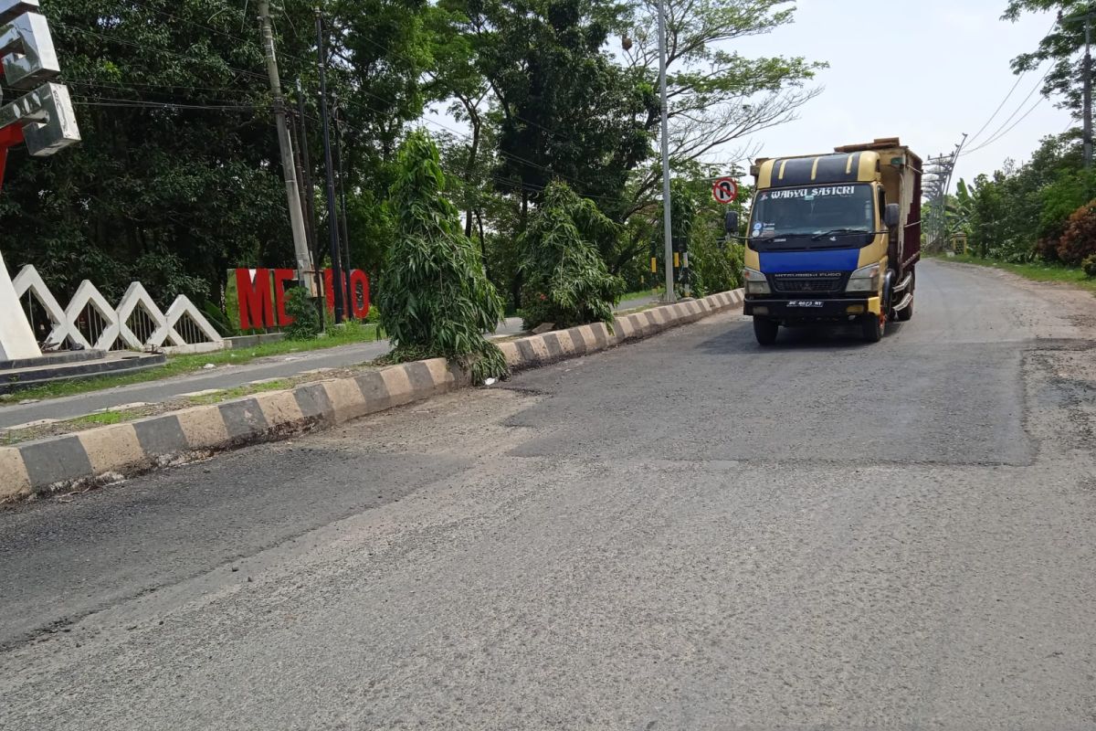 Dinas PUTR Metro minta rekanan perbaikan pekerjaan tambal sulam Jalan Patimura