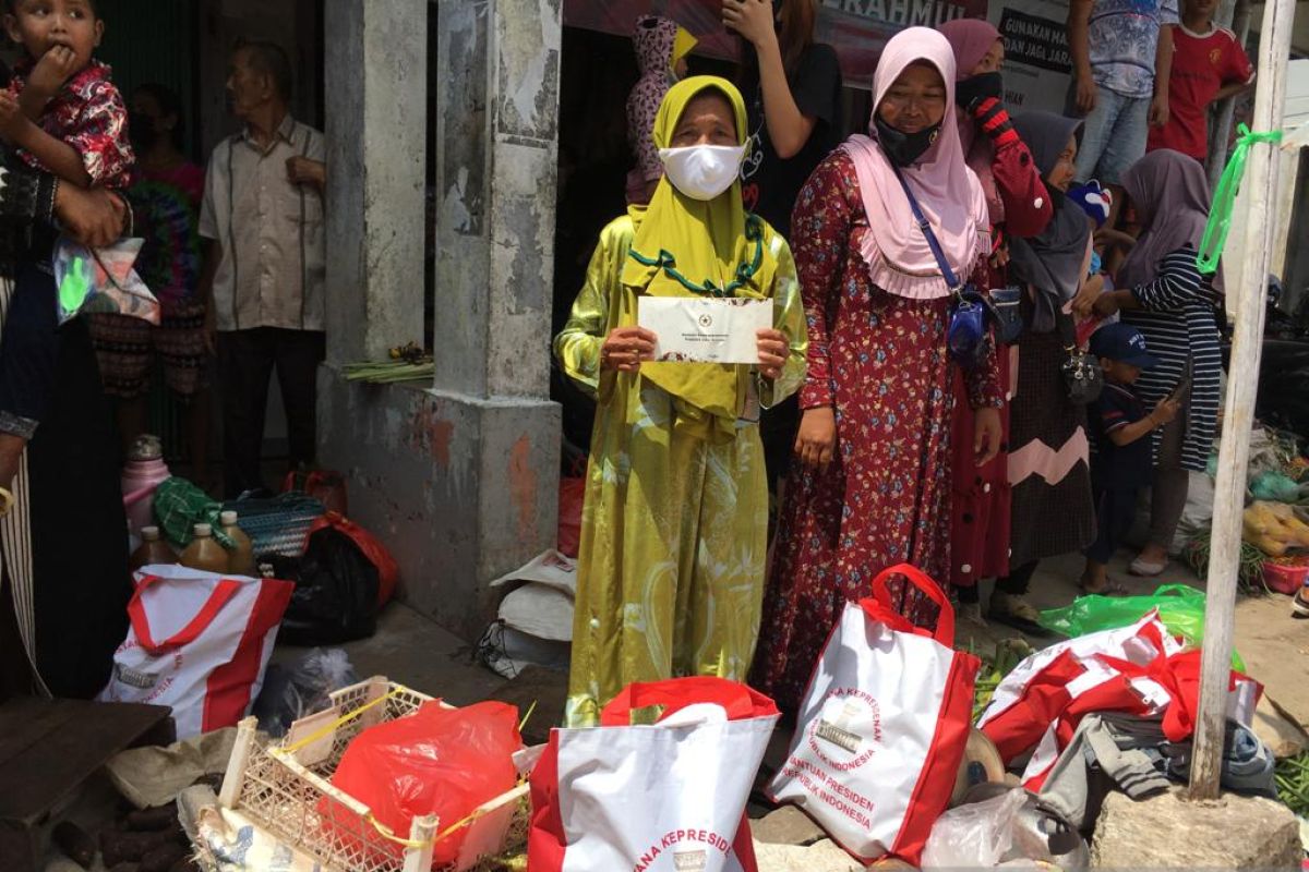 Warga menangis haru menyambut kedatangan Presiden di Pasar Sungai Duri