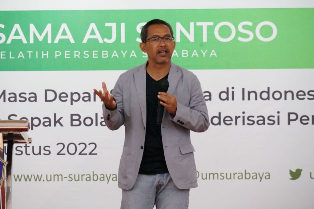 Aji Santoso paparkan masa depan sepak bola Indonesia kepada mahasiswa UM Surabaya