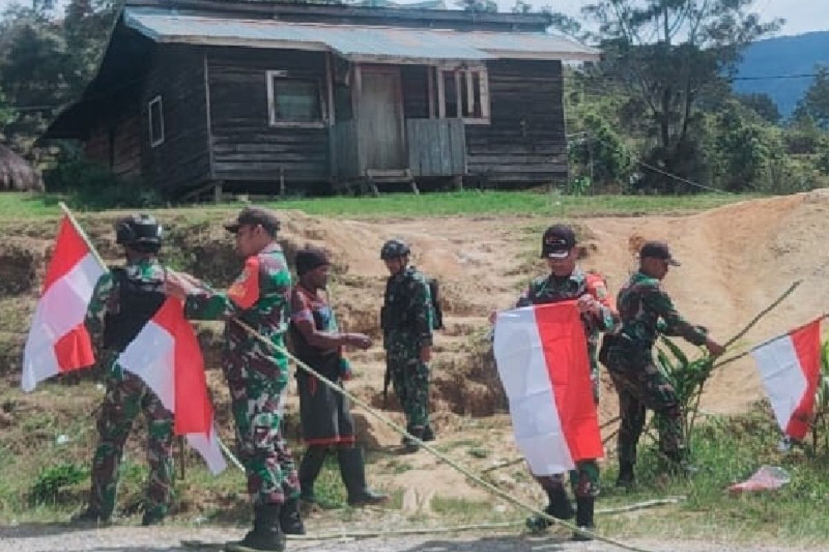 TNI ajak masyarakat kibarkan bendera Merah-Putih di Lanny Jaya