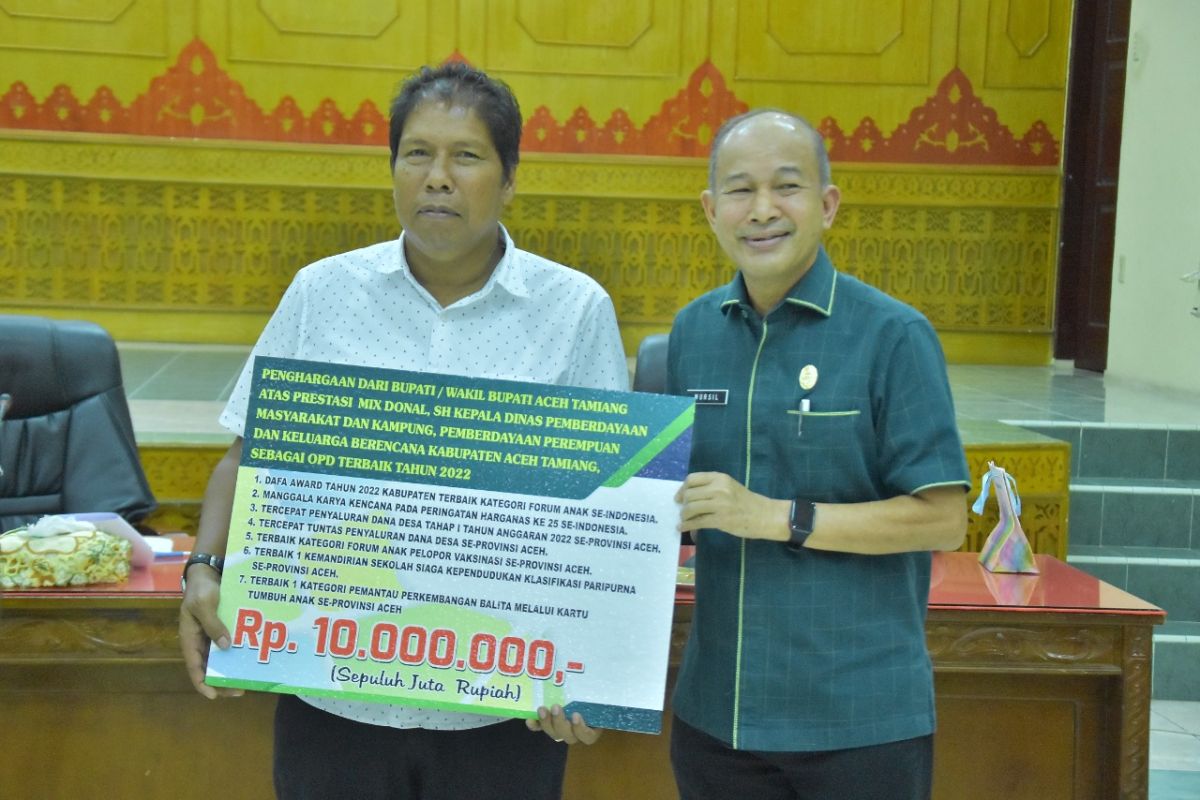 Mix Donald dapat penghargaan dan uang Rp10 juta dari Bupati Aceh Tamiang