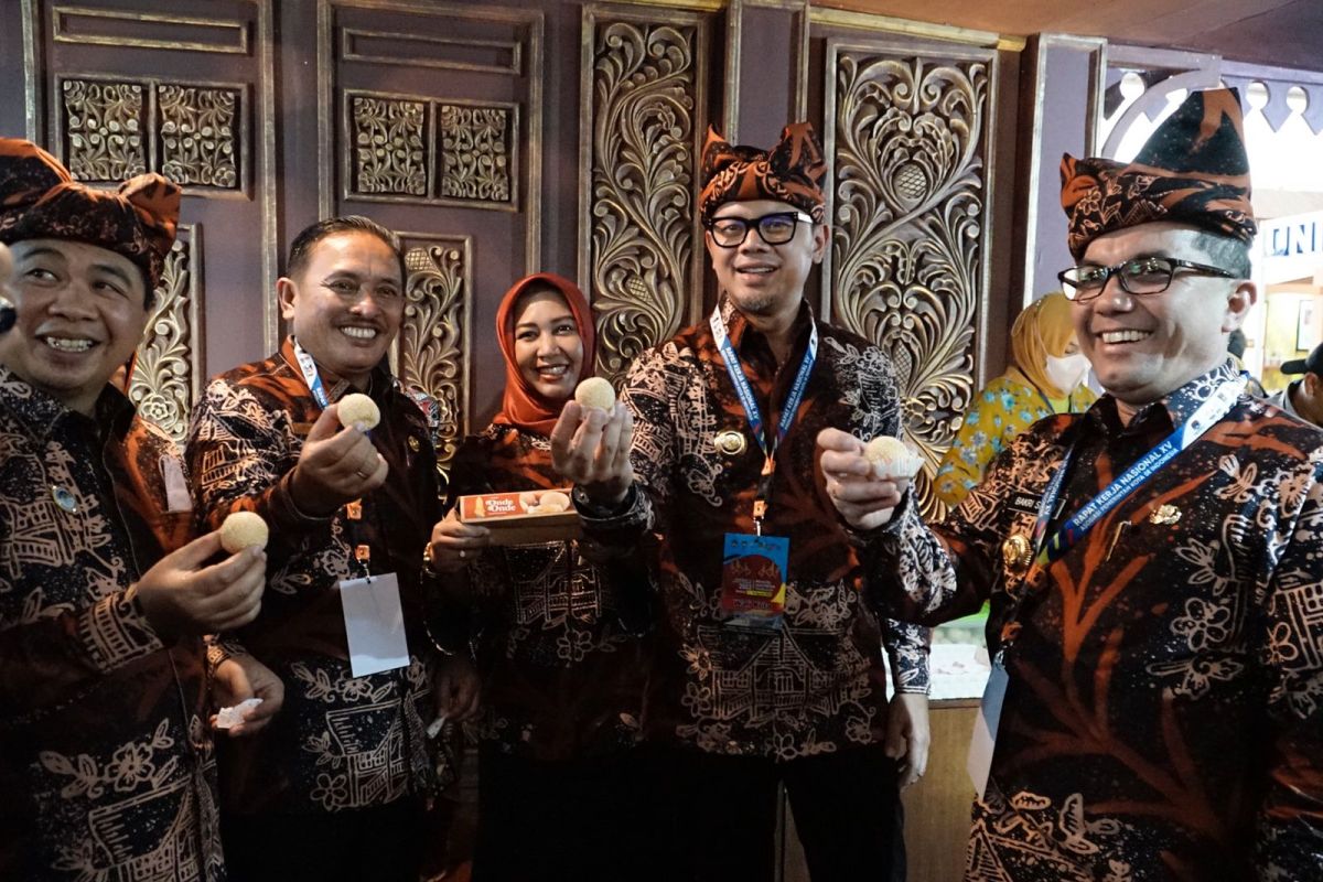 Produk alas kaki Kota Mojokerto diminati peserta ICR Apeksi 2022