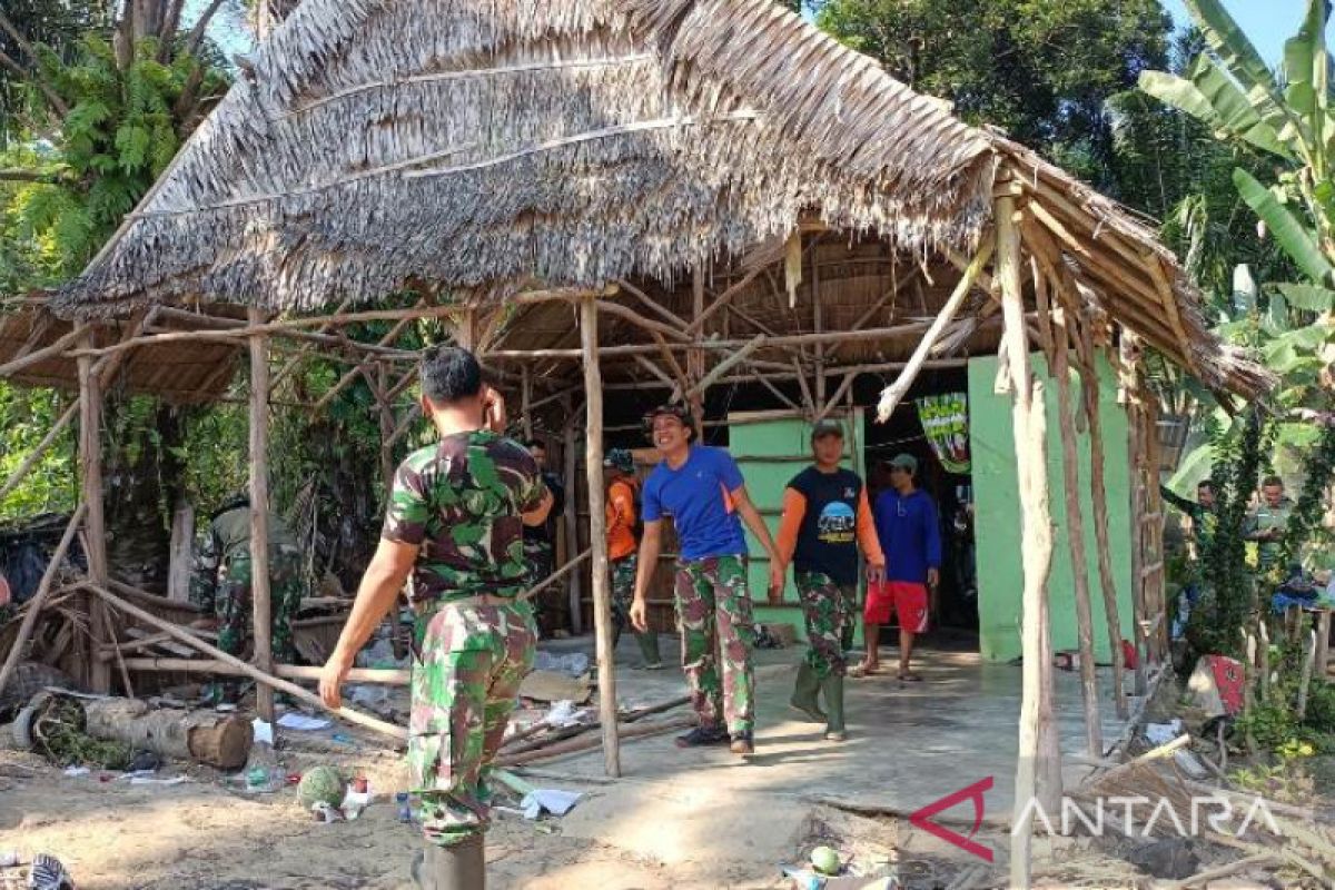 PT Timah Tbk gandeng TNI rehabilitasi rumah nelayan di Belo Laut