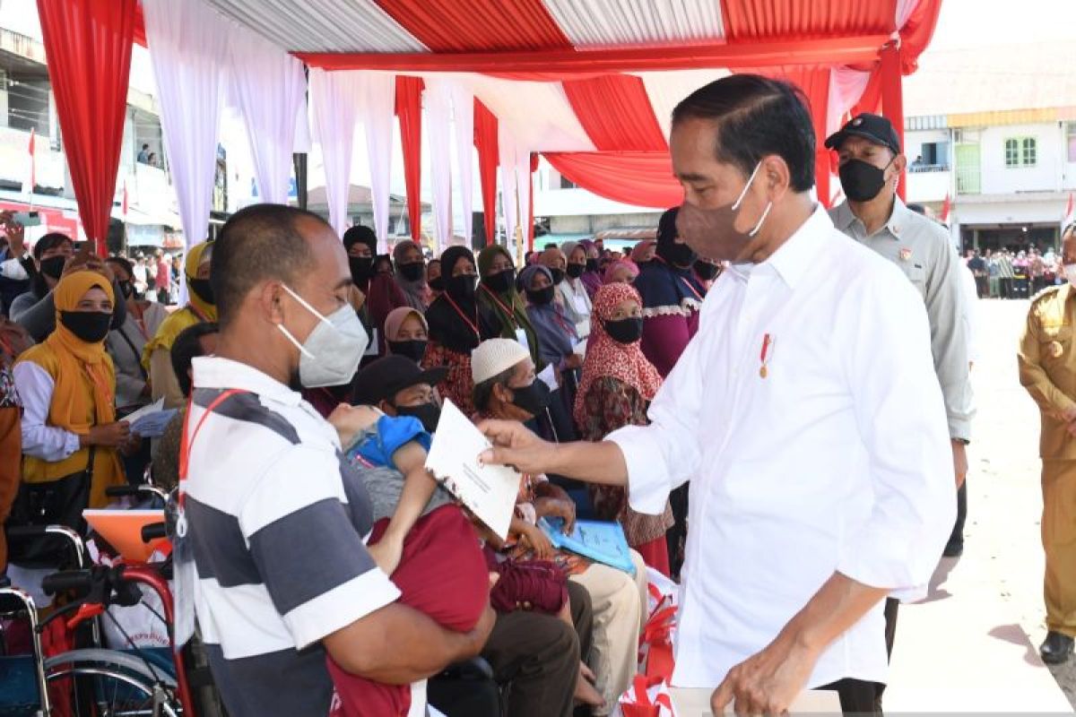 Jokowi akan hitung lagi APBN untuk tambah bansos