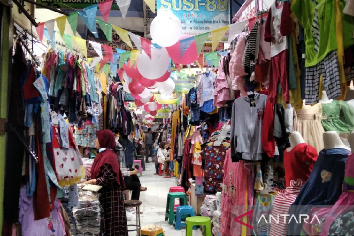 Pedagang Pasar Kliwon Kudus hiasi selasar dengan bendera sambut HUT RI