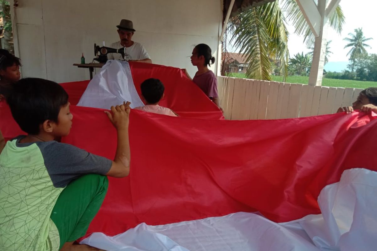 Sukadiri Squad menjahit bendera Merah Putih raksasa untuk dibentangkan saat HUT RI