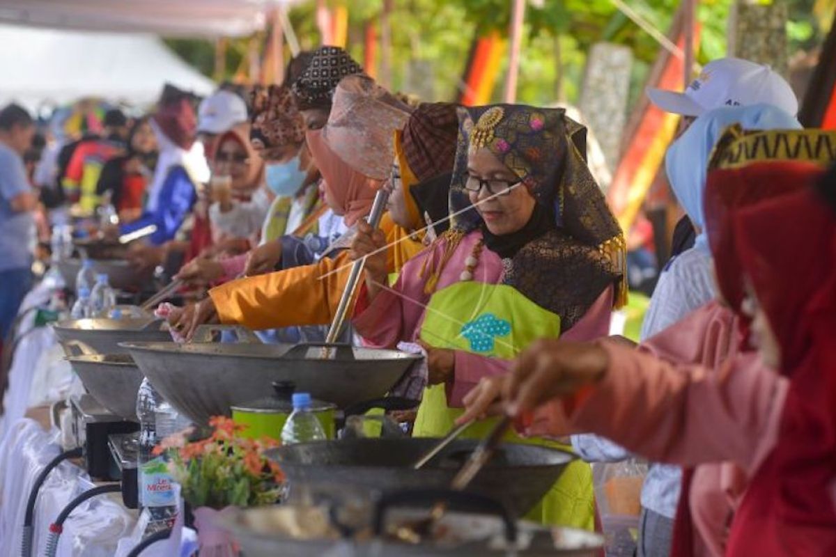 Delegasi Apeksi adu kepiawaian memasak rendang di Pantai Padang