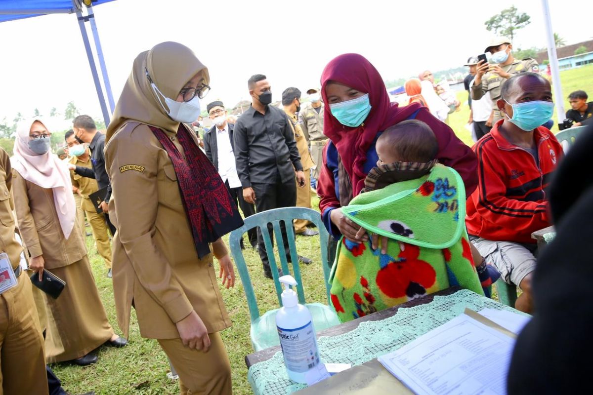 Bupati Banyuwangi luncurkan Bulan Imunisasi Anak di lereng Gunung Raung