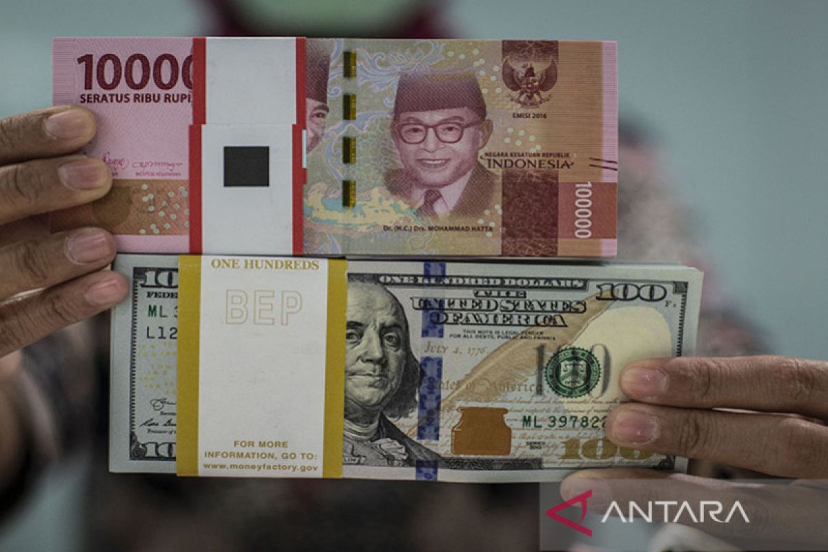 Rupiah menguat di tengah antisipasi data inflasi AS