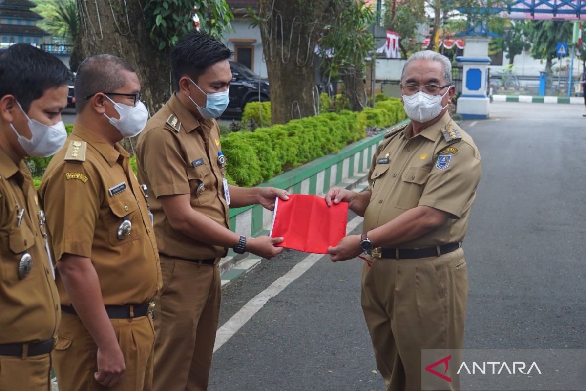 Pemkab HSS sukseskan gerakan bagikan 10 juta bendera merah putih