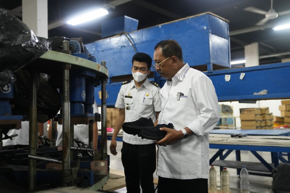 Wawali Surabaya minta ASN pelopori gunakan sepatu produksi eks-lokalisasi Dolly