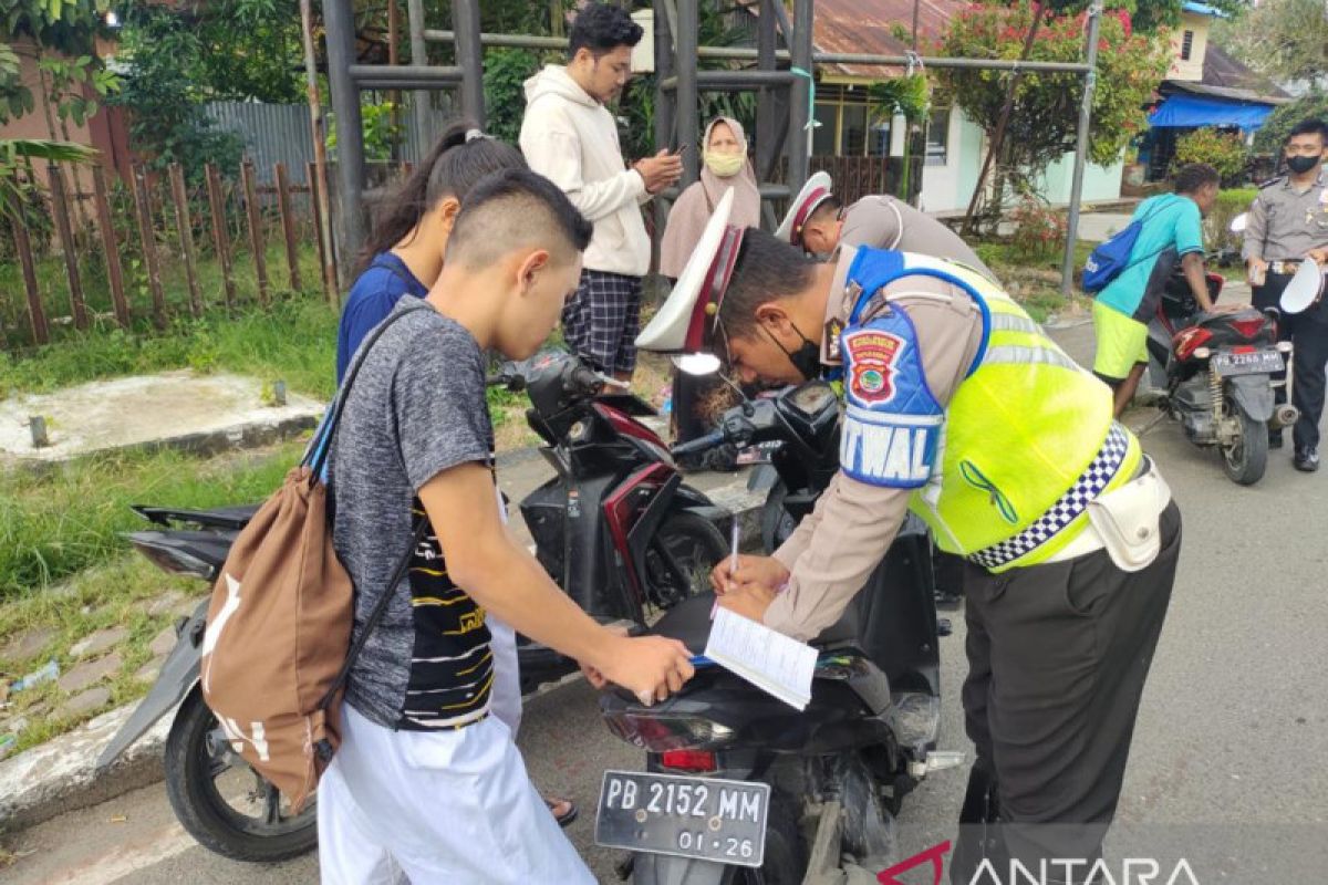 Dirlantas: Pelanggaran helm tertinggi di Papua Barat