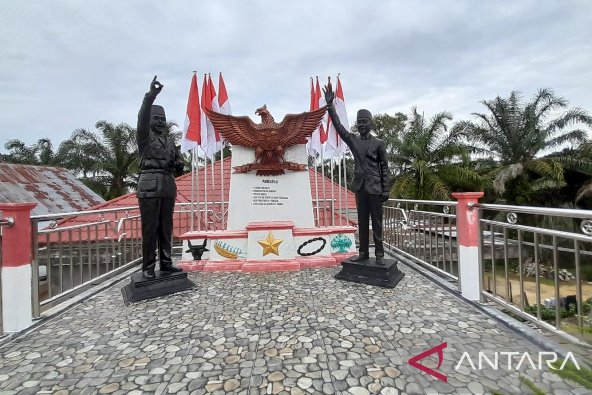 Winoto rogoh kocek Rp300 juta bangun patung Soekarno-Jokowi