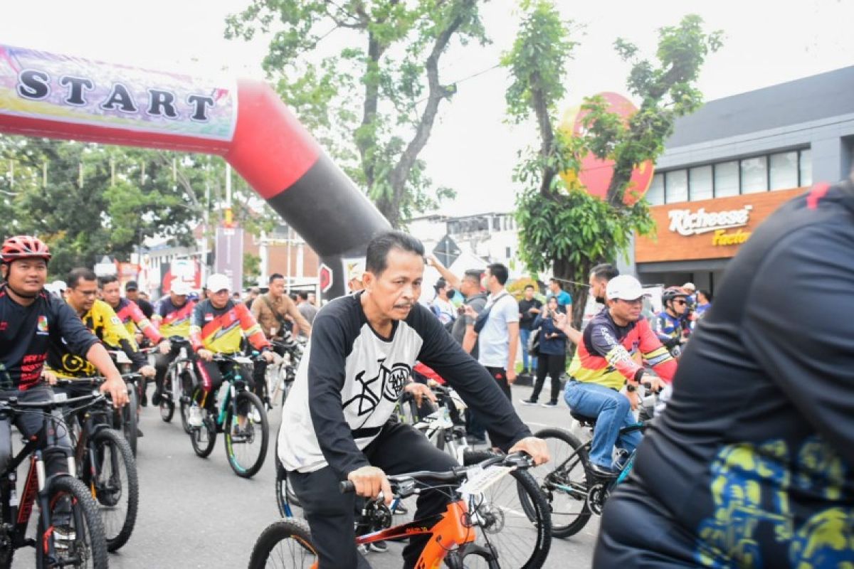 Plt Sekda Tebing Tinggi ikuti kegiatan gowes pada Rakernas APEKSI Padang