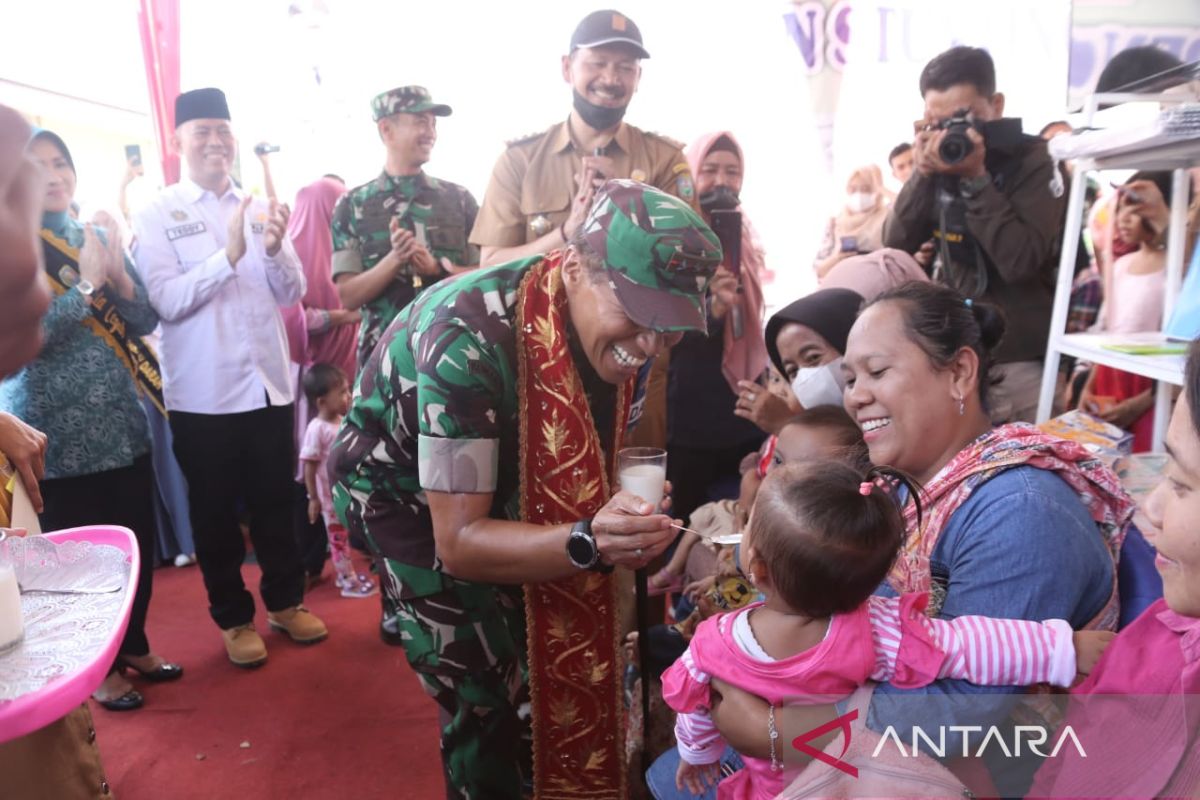 TNI bagikan sembako untuk  warga ring satu Latihan Super Garuda Shield