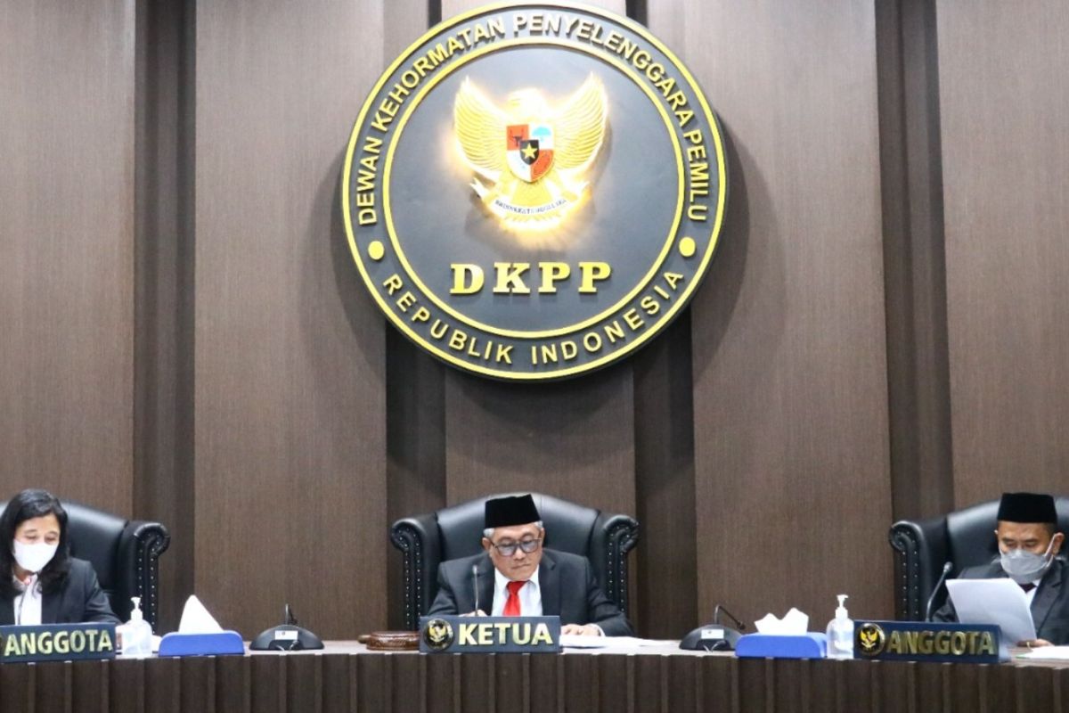 DKPP beri peringatan Ketua KPU karena nikah siri