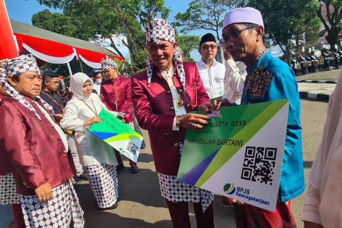 Semarakkan HUT Kota Serang, Wali Kota serahkan santunan dua guru honorer Rp84 juta dari BPJAMSOSTEK