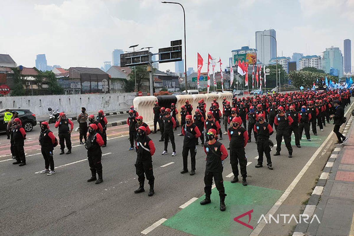 Buruh tutup Jalan Gatot Subroto depan Gedung Parlemen di Senayan