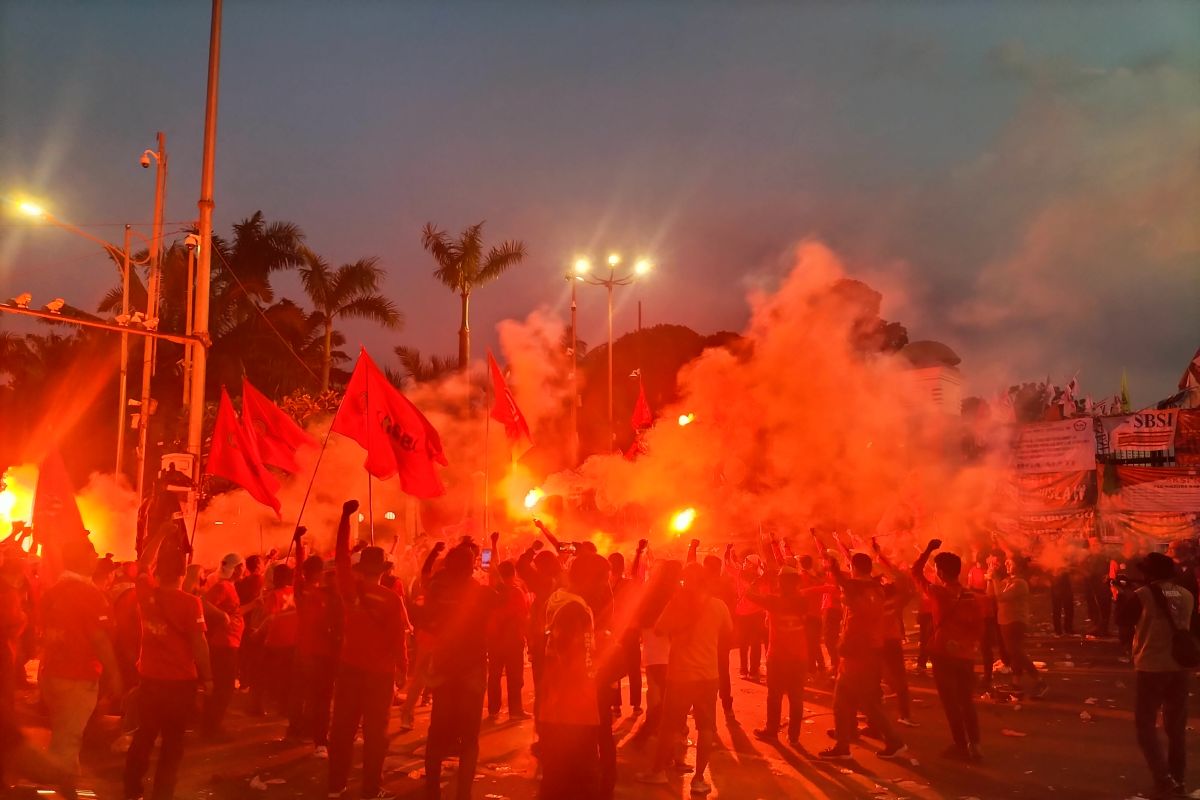 Buruh tinggalkan Gedung DPR sambil nyalakan "flare"