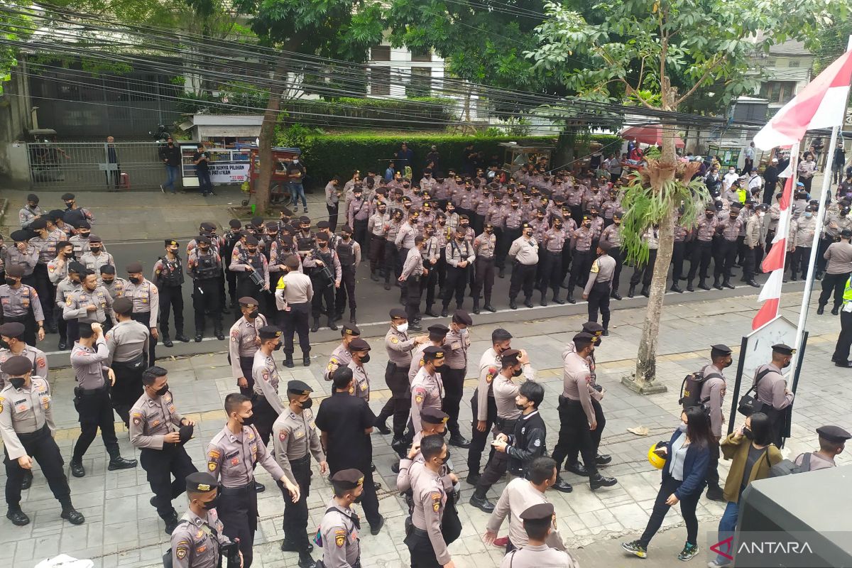 Ratusan polisi mulai jaga Gedung Graha Persib antisipasi aksi Bobotoh