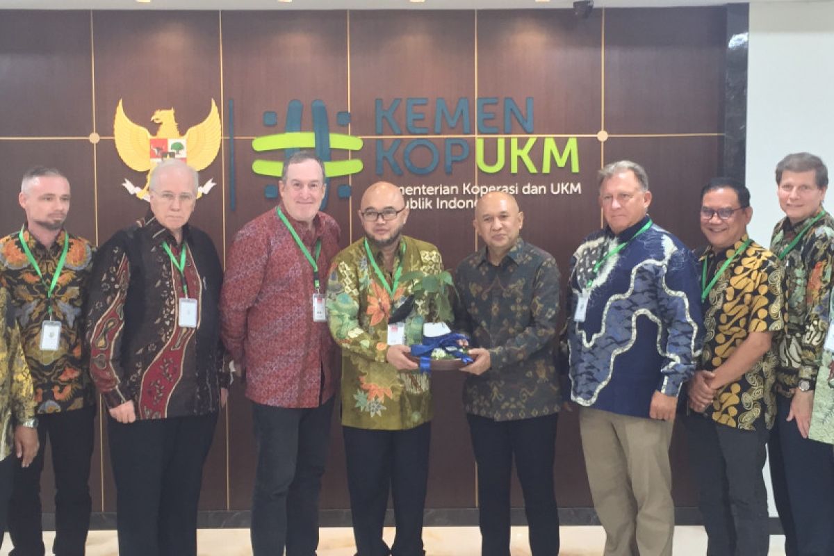 Minister seeks regulatory support for developing kratom trade