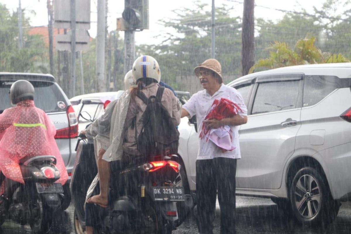 Kesbangpol Bali bagikan 7.500 Bendera Merah Putih semarakkan HUT RI