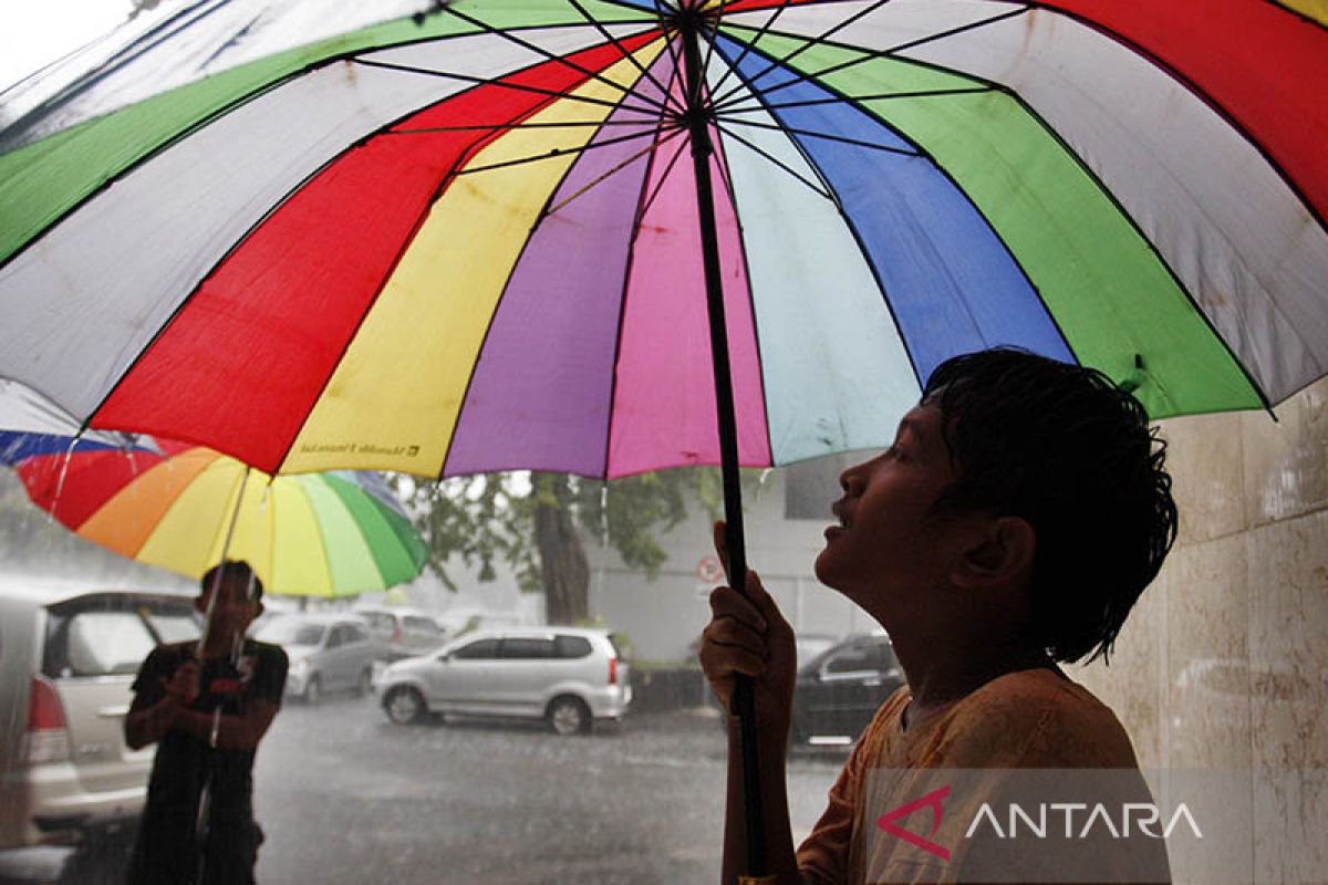 Hujan berbagai intensitas terjadi di banyak kota besar pada Jumat